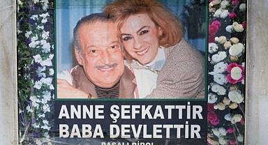 ÇOLPAN İLHAN, MEZARI BAŞINDA ANILDI…
