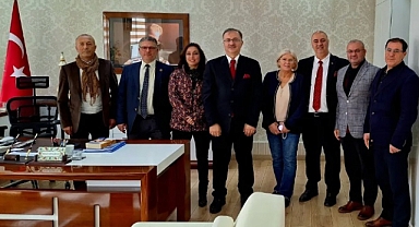 Yüzüncüyıl Gazeteciler Derneği Yönetimi Ataşehir Kaymakamı Bekir Dınkırcı'yı ziyaret etti.