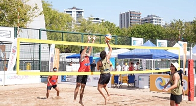KALAMIŞ’TA PLAJ VOLEYBOLU TURNUVASI BAŞLADI