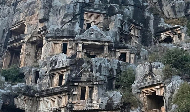 KAYA MEZARLAR: TAŞA KAZINAN ÖLÜM DEĞİL, BELLEKTİR