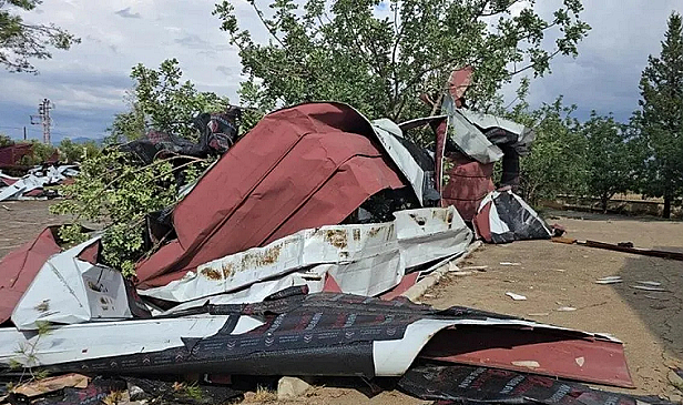 Kocaeli’de Lodos Fırtınası Etkili Oldu: Çatılar Uçtu, Bazı Okullarda Eğitime Ara Verildi